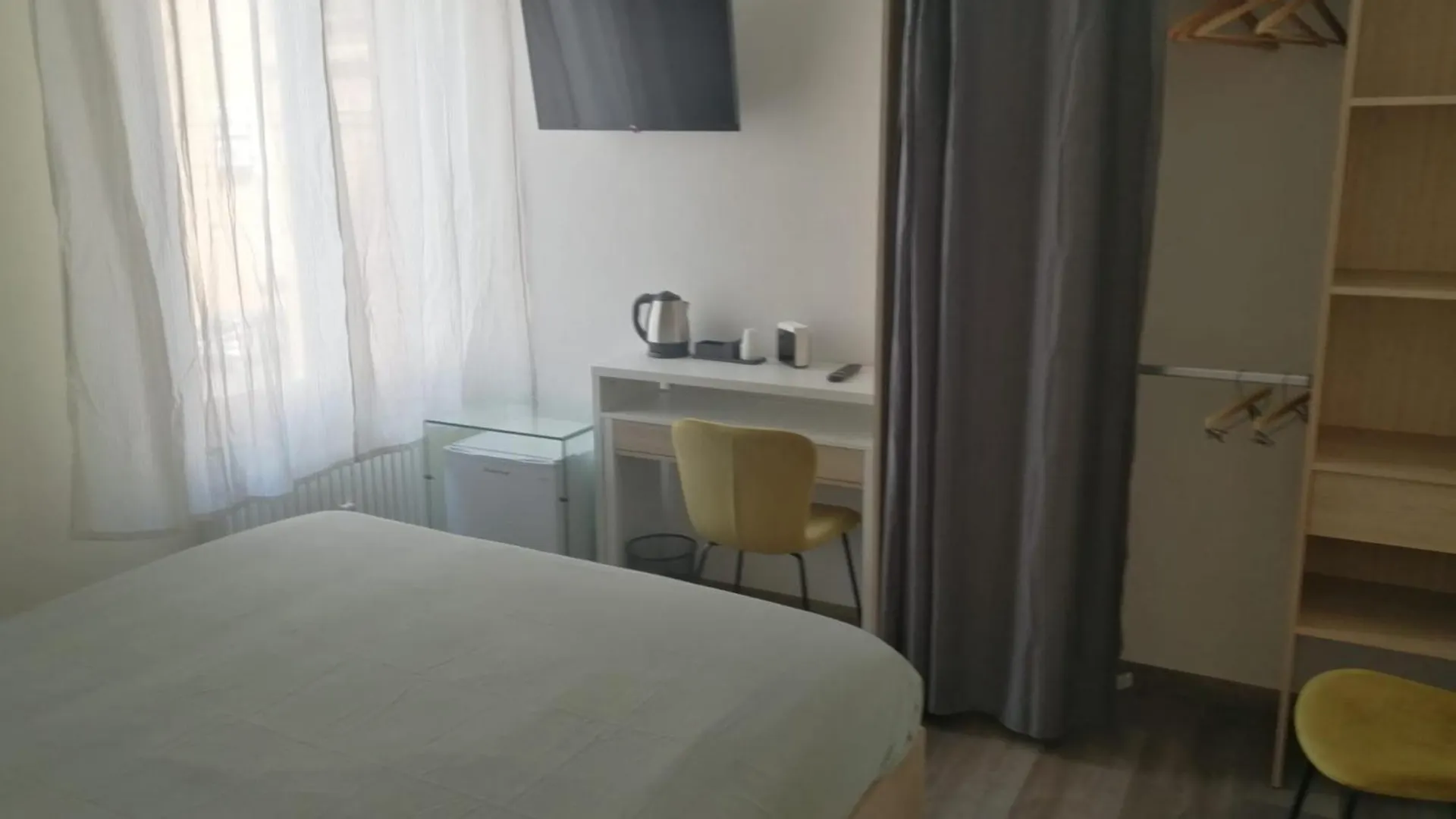 Vikos Lodge Bologna